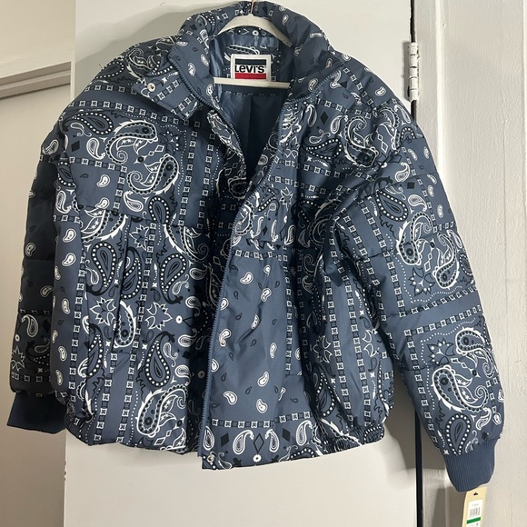 Levi's Jackets & Blazers - New w/ tags Levi’s puffer coat/bomber jacket!
